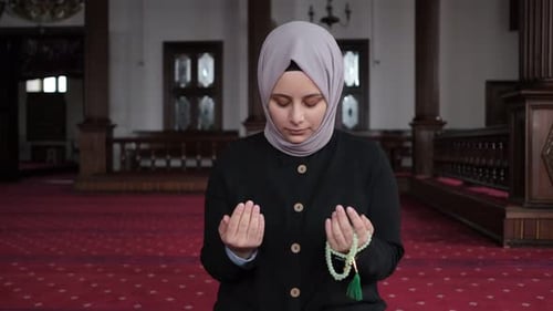 Muslimisches Mädchen betet auf Masjid
