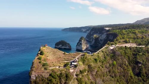 Fliegen Sie entlang der Küste um Klippen und Felsen über den Ozean
