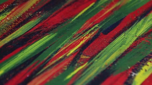 De nombreuses lignes multicolores différentes sont dessinées de manière chaotique avec un pinceau