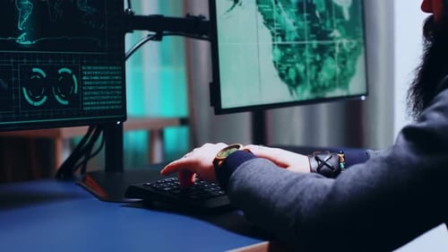 Gros plan sur les mains de cybercriminels écrivant des logiciels malveillants
