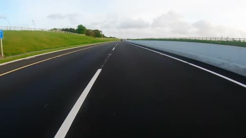 Schnelles Fahrzeug bewegt sich auf einer Landstraße 4k