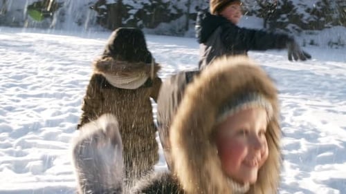 Aufgeregtes kleines Mädchen spielt im Schnee