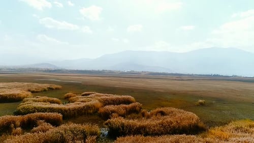Planícies e montanhas no outono.
