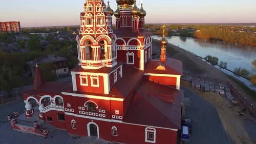 Drone aérien a filmé un magnifique grand temple au coucher du soleil sur fond de rivière