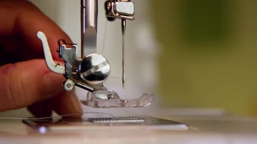 Einfädeln der Nadel in eine Nähmaschine 32