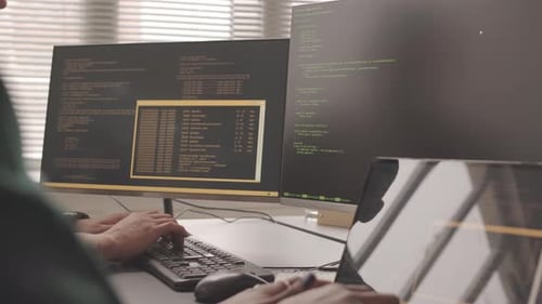 IT-Spezialisten programmieren Coding auf Computern im Büro