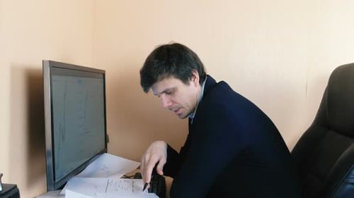 Der Mensch arbeitet am Computer, um Grafiken zu vergleichen.