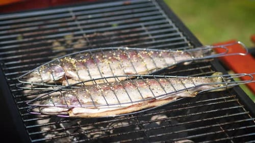 Leckere ganze Fische auf dem Barbecue-Grill