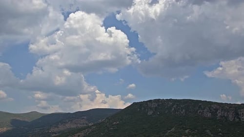 Regenwolken ziehen über die Berge 3