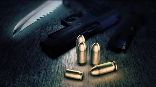 Pistole, Kugeln und Messer auf einem Tisch