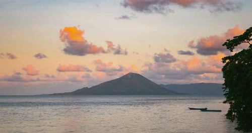 Lapso temporal do pôr do sol à noite céu colorido sobre o vulcão ativo Gunung Api vista de