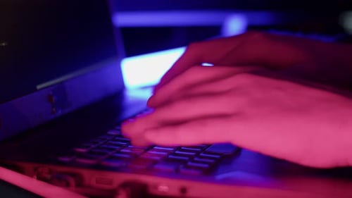 Un programador escribe código para descifrar un programa