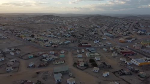 Belle soirée dans la ville de Luderitz en Namibie, images de Drone, coucher de soleil