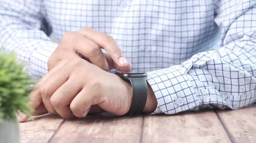 Männerhand mit Smartwatch