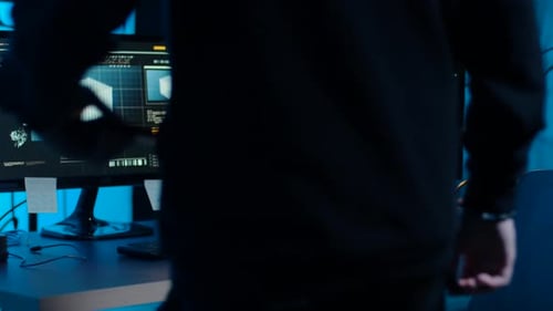 Hacker mettant des écouteurs sur les ordinateurs 30
