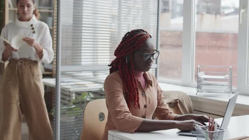 Deux femmes d'affaires diverses travaillant au bureau