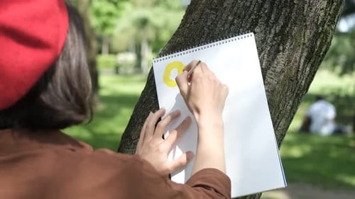 Zeichnung auf einem Baumstamm