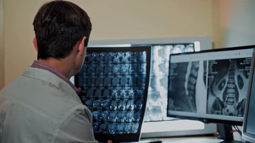 Doktor Neurologe überprüft Tomographie eines menschlichen Gehirns