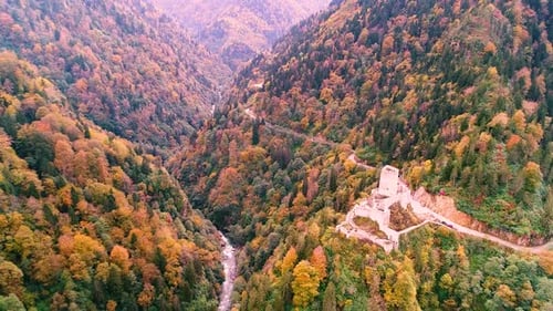 Herbst und das historische Schloss