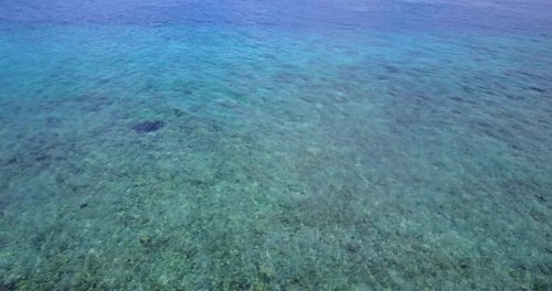 Weitwinkel-Vogelauge abstrakte Aufnahme eines weißen Sandparadiesstrandes und blauem Ozeanhintergrund in Farbe