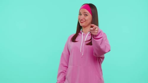 Mädchen lächelt aufgeregt und zeigt auf die Kamera Schönheit Wählen Sie den glücklichen Gewinner, der darauf hinweist, dass