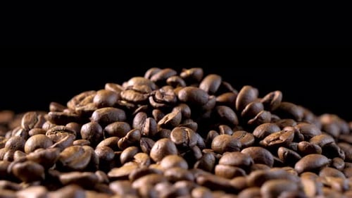 Grãos de
café torrados. Câmera lenta de sementes de café arábica caindo
.