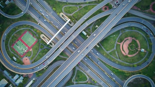 4K : Vue aérienne par Drone Hyperlapse de la route de jonction à plusieurs niveaux de l'autoroute.