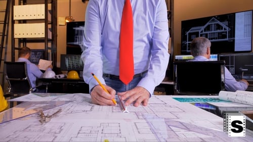 Architekt arbeitet im Büro