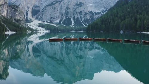 El lago más hermoso de Braies también conocido como Pragser Wildsee