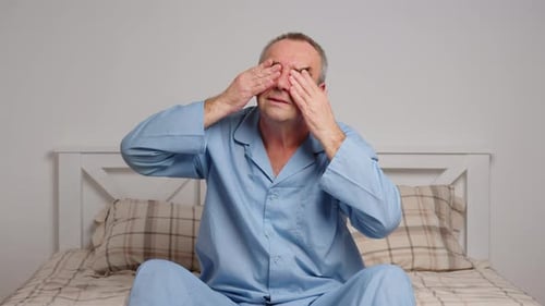 Portrait d'un homme âgé malade couché dans son lit