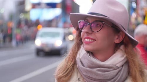 Garota na Time Square em Nova York