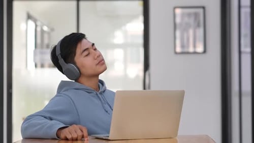 Curtindo e relaxando sua música favorita.