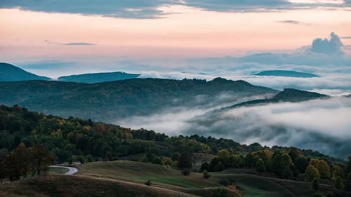 Lap de temps des nuages bas et du coucher du soleil en automne