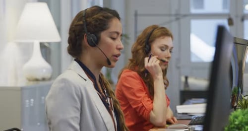 Geschäftsleute, die im modernen Büro arbeiten