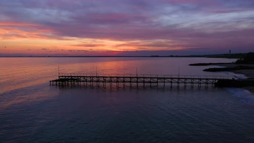 Luftaufnahme des Sonnenuntergangs über dem Strand