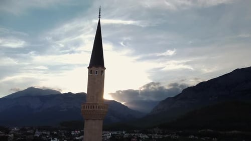 Luftaufnahmen der muslimischen türkischen Moschee mit Bergen im Hintergrund bei Sonnenaufgang
