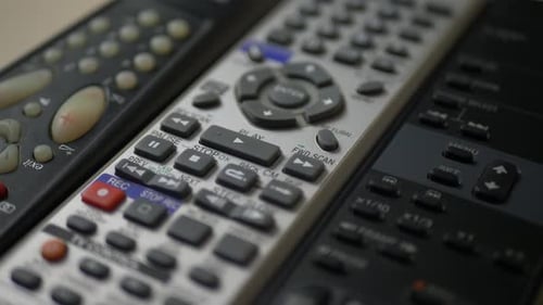 Diferentes mandos a distancia de TV con botones