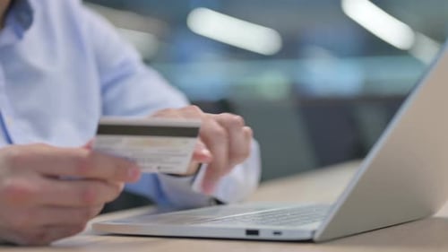 Nahaufnahme der Online-Zahlung des jungen Mannes auf dem Laptop
