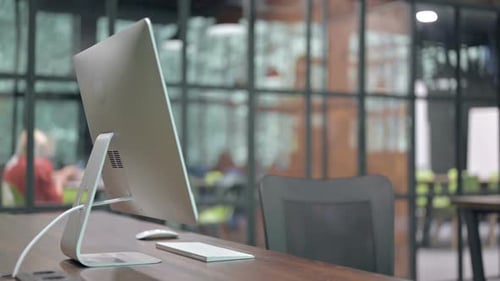 Leeres Büro mit Computer auf dem Tisch