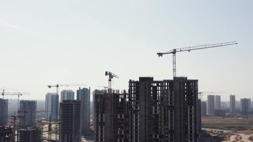 Luftbildbau mit Turmdrehkranen arbeiten auf der Baustelle in der Großstadt