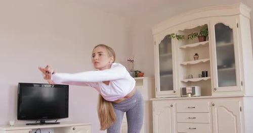 Femme de fitness s'entraînant sur les muscles abdominaux à la maison. Cours de yoga en milieu de journée.