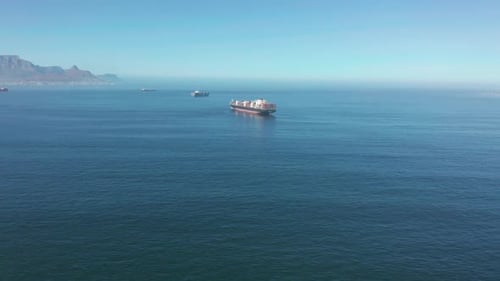 Un grand porte-conteneurs pour le transport de marchandises près du port du Cap en Afrique du Sud