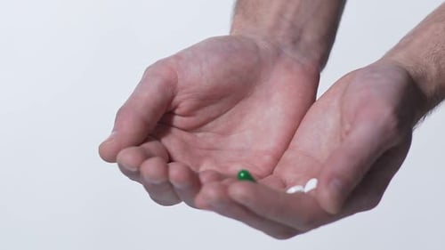 Viele Tabletten fallen in die Hände des Patienten, Drogenmissbrauch, Medikamente