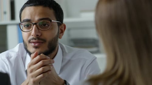 Geschäftsmann aus dem Nahen Osten führt Vorstellungsgespräch