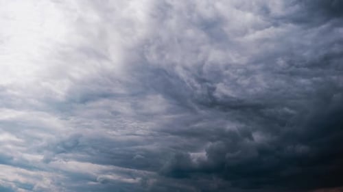 Zeitraffer der grauen Cumuluswolken bewegt sich im blauen Dramatischen Himmel Cirrus Cloud Space