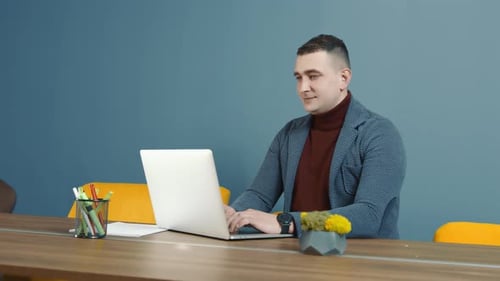 Retrato de un empleado de oficina mirando a la cámara y sonriendo