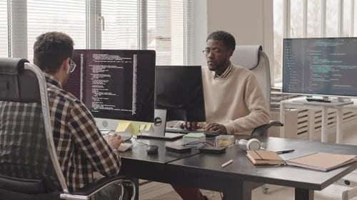 Programmierer, die im Büro mit Programmcodes arbeiten