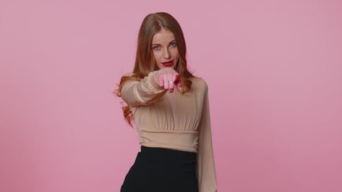 Geschäftsfrau Mädchen lächelt aufgeregt und zeigt auf die Kamera Wählen Sie Lucky Awesome Winner Hey du