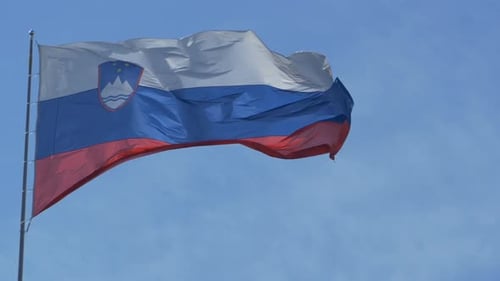 bandera de eslovenia en viento