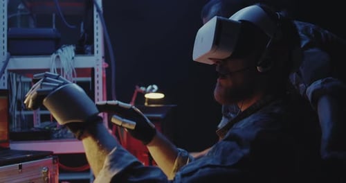 Soldat mit VR-Headset und Handschuhen